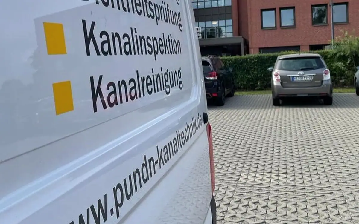 Fahrzeug des Partnerbetriebs P&N mit Beschriftung der Leistungen