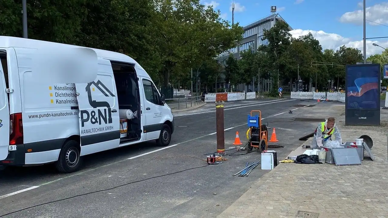 Fahrzeug und Material des Partnerbetriebs P&N Kanaltechnik auf einer Baustelle
