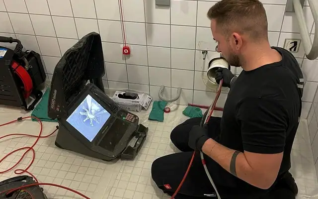 Kamerainspektion im Sanitärraum durch den Partnerbetrieb P&N Kanaltechnik