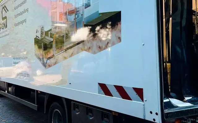 Einsatzfahrzeug des Partnerbetriebs P&N Kanaltechnik vor einem Wohnhaus